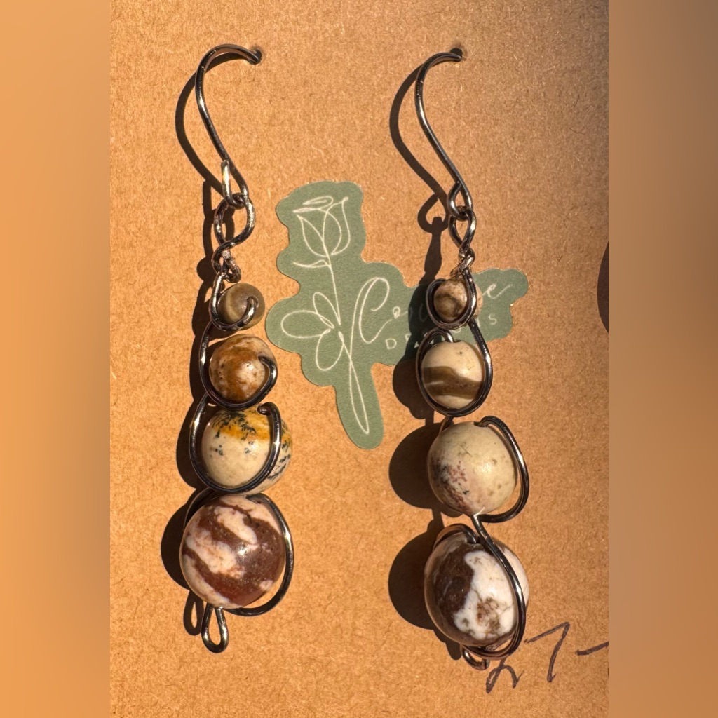 Chic Brown And Cream Earrings With Earthy Elegance